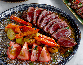 Beef филе с беби картофелем и томатами