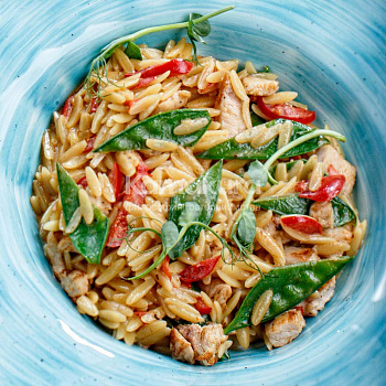 Орзо с курицей и красным карри