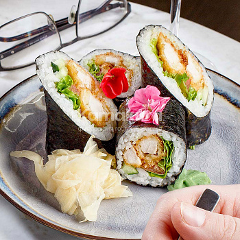 Бурито ролл с курицей кранч и соусом карри